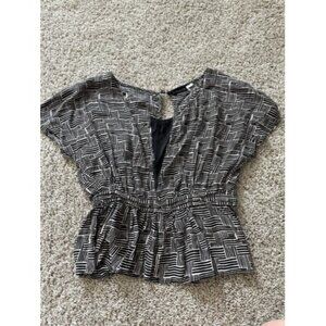 The Addison Story open back detail geometric print 100% Silk Bouse Size Small